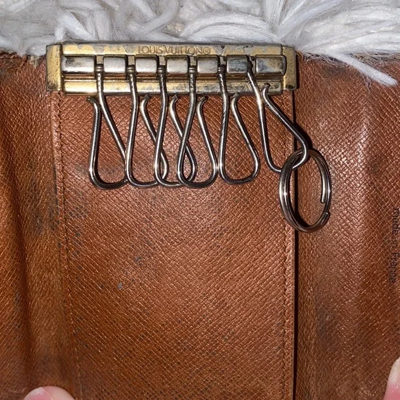 Louis Vuitton Monogram Key Holder - Picture 5 of 10